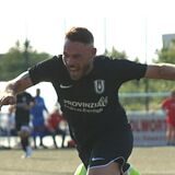 Carlo Berlandieri (RWU in Schwarz) wird hier vom Keeper Tom Diete im KSV-Strafraum zu Fall gebracht.