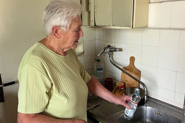 Elisabeth vom Hofe füllt die Wasserflasche unseres Redakteurs in ihrem Laden in Bork auf. Das ist für sie trotz jahrelanger Teilnahme an der Refill-Aktion eine Premiere.
