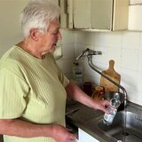 Elisabeth vom Hofe füllt die Wasserflasche unseres Redakteurs in ihrem Laden in Bork auf. Das ist für sie trotz jahrelanger Teilnahme an der Refill-Aktion eine Premiere.