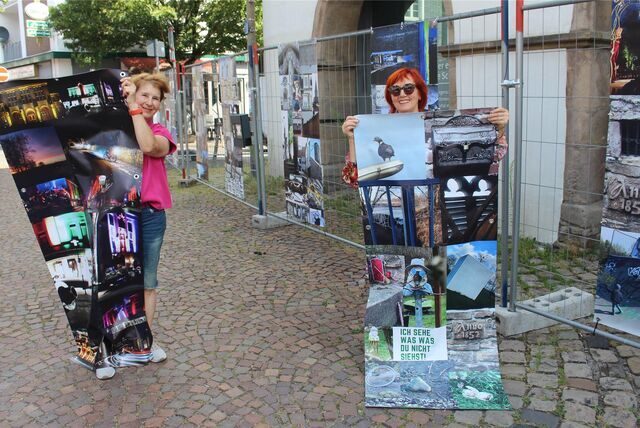 Frauke Andrea Schütte und Elvira Sürig mit den ersten Motiven ihres Kunstprojektes.