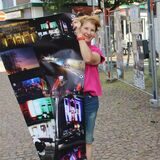 Frauke Andrea Schütte und Elvira Sürig mit den ersten Motiven ihres Kunstprojektes.