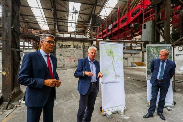 Erste Planungen: Der damalige OB Ulrich Sierau, der jetzige OB Thomas Westphal (l.) und der ehemalige Planungsdezernent Ludger Wilde (r.) bei der Vorstellung erster Pläne fürs HSP-Areal 2018.