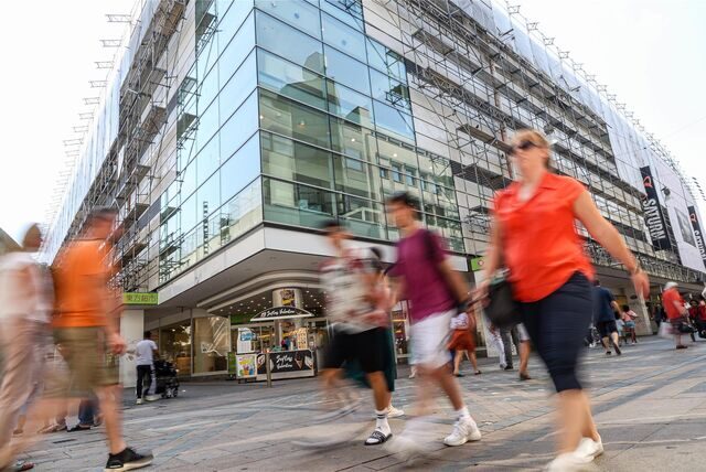Das Ex-Kaufhof-Gebäude soll in wenigen Wochen mit einem Outlet-Verkauf neu belebt werden.