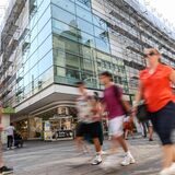 Das Ex-Kaufhof-Gebäude soll in wenigen Wochen mit einem Outlet-Verkauf neu belebt werden.
