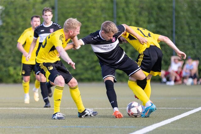 Timo Milcarek (l.) und der SuS Kaiserau setzen sich mit 2:1 gegen die Hammer SpVg durch.
