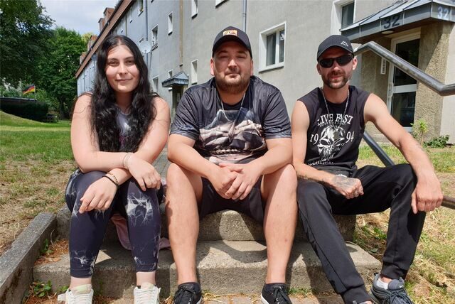 Erini, Artur und Danny (v.l.n.r.) beklagen regelmäßig Diebstähle in der Märchensiedlung.