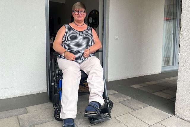 Ulrike Brings vor dem Eingang zu ihrer Wohnung in Brackel