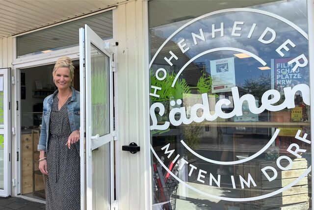 Christina Kösters steht in der Eingangstür des Hohenheider Lädchens.
