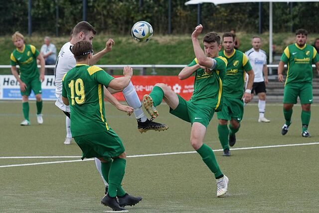 Lünerns Nils Kitschke (r.) kämpft hier mit Marvin Bremkes (l.) um das Leder. Der SV Afferde gewann am Ende das Unnaer Duell mit 6:0.