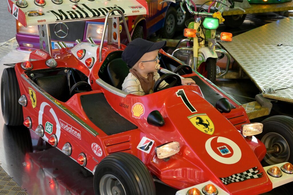Selbst die ganz Kleinen können sich gefahrlos als Rennfahrer auf der Jacobi-Kirmes erproben. Selbst die ganz Kleinen können sich gefahrlos als Rennfahrer auf der Jacobi-Kirmes erproben.