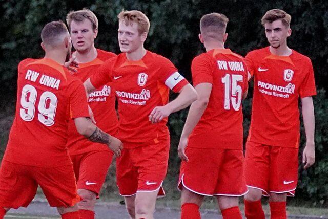 Jubel in Rot: RW Unna gewann gegen den FC Fortuna und steht im Finale des B-Turniers beim Urlaubsguru-Cup.