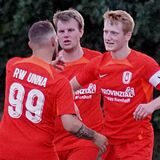 Jubel in Rot: RW Unna gewann gegen den FC Fortuna und steht im Finale des B-Turniers beim Urlaubsguru-Cup.