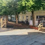 Stadtplaner Christian Vöcks erklärt, warum auf dem Marktplatz plötzlich Holztreppen stehen.