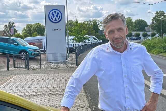 Markus Henkelmann vor dem VW-Firmenlogo. Demnächst vertreibt das Autohaus am Hansaring/Klöcknerstraße weitere Marken aus dem VW-Konzern.