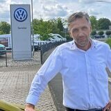 Markus Henkelmann vor dem VW-Firmenlogo. Demnächst vertreibt das Autohaus am Hansaring/Klöcknerstraße weitere Marken aus dem VW-Konzern.