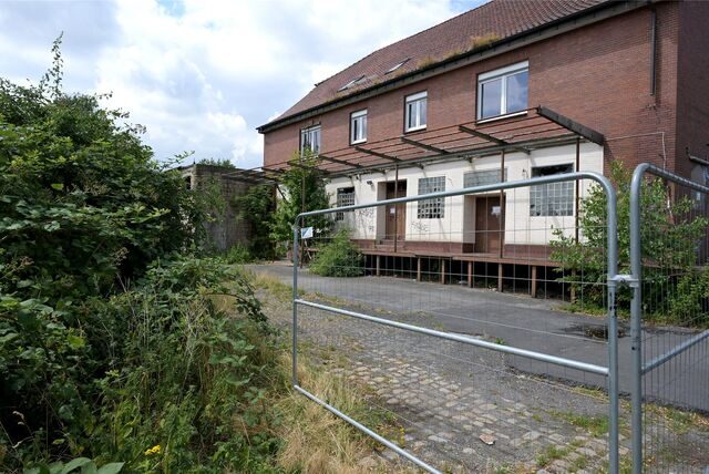 Die Alte Molkerei in Selm steht seit Langem leer. In dem 150 Jahre alte Gebäude wird immer wieder gezündelt, zuletzt brannte es dort am Mittwochabend, 12. Juli.