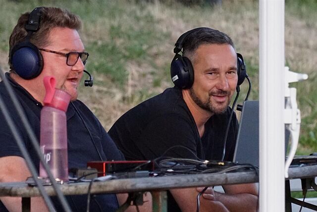 HA-Reporter Dirk Berkemeyer (l.) kommentierte zusammen mit René Johannes ein Spiel beim Urlaubsguru-Cup. Nun informierte der Geschäftsführer des KSV über zwei Absagen für den Finaltag des Vorbereitungsturniers.