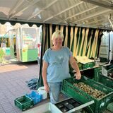 Annette Sanders führt die Familientradition am Gemüsestand gegenüber dem Bürgerhaus fort.