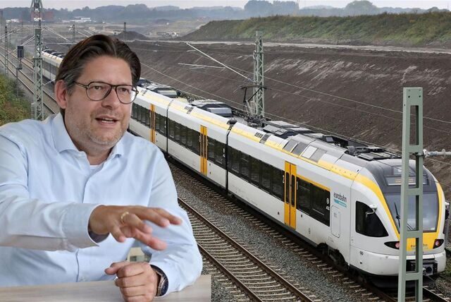 Der CDU-Stadtverbandsvorsitzende Marco Morten Pufke vor einem Personenzug auf der Hamm-Osterfelder Bahn.