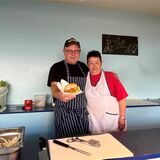 Daniel Klimasch und seine langjährige Mitarbeiterin Ilona Rothner verkaufen auf dem Selmer Markt bei dem warmem Wetter einige Fischbrötchen.