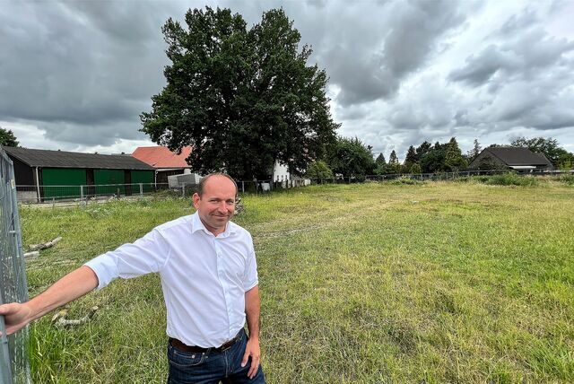 Architekt Christian Swientek vor einer Wiese in Oberaden, auf der Häuser mit Eigentumswohnungen gebaut werden sollen.
