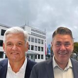 Ein offenbar versöhnliches Gespräch führten Landrat Mario Löhr (r.) und CDU-Kreistagsmitglied Hubert Hüppe am Mittwoch, 12. Juli, im Kreishaus in Unna.