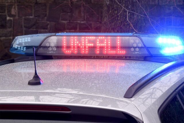 An einem Polizeifahrzeug ist Blaulicht eingeschaltet und der Warnhinweis „Unfall“