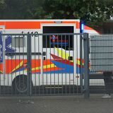 Ein Krankenwagen steht vor den Toren der Schumann Arena.