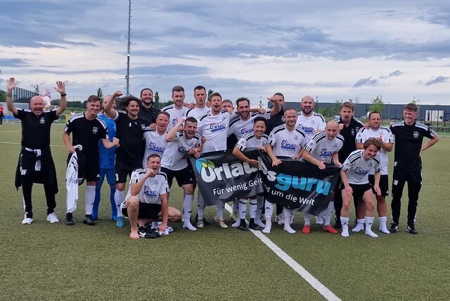 Die Mannschaft des SV Afferde jubelt über den Sieg beim Guru-Cup.