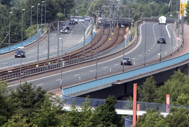 Bei einem Unfall mit 200 km/h auf der Hafenautobahn wurde ein Mann leicht verletzt. (Archivbild)