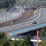 Bei einem Unfall mit 200 km/h auf der Hafenautobahn wurde ein Mann leicht verletzt. (Archivbild)