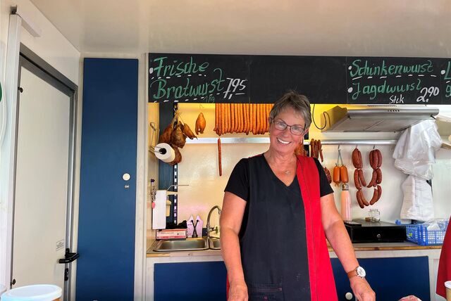 Hilde Feldhaus steht schon seit Jahren regelmäßig am Marktstand der Landfleischerei Brüning.