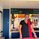 Hilde Feldhaus steht schon seit Jahren regelmäßig am Marktstand der Landfleischerei Brüning.
