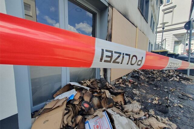 Feuer in Unna: In der Innenstadt ist eine Brandstätte mit Polizei-Flatterband abgesperrt. Die Backwerk-Bäckereifiliale an der Bahnhofstraße ist betroffen.