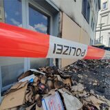 Feuer in Unna: In der Innenstadt ist eine Brandstätte mit Polizei-Flatterband abgesperrt. Die Backwerk-Bäckereifiliale an der Bahnhofstraße ist betroffen.