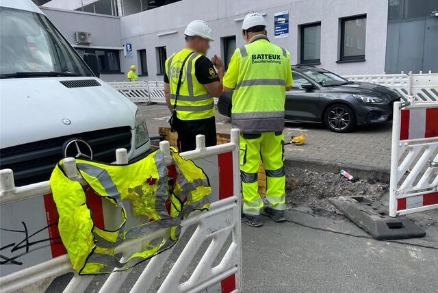 Bei Bauarbeiten an der Stiftsstraße – neben der Einfahrt zum Parkhaus Kuckelke – kam ein Arbeiter in Kontakt mit einer Starkstromleitung und wurde lebensgefährlich verletzt. Seine verbrannte Warnweste zeugt von dem Unfall.