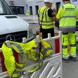 Bei Bauarbeiten an der Stiftsstraße – neben der Einfahrt zum Parkhaus Kuckelke – kam ein Arbeiter in Kontakt mit einer Starkstromleitung und wurde lebensgefährlich verletzt. Seine verbrannte Warnweste zeugt von dem Unfall.