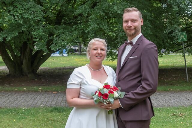 Ein Mann und eine Frau halten einen Blumenstrauß gemeinsam. Es handelt sich um Julia (33) und Stephan Thomas (35) Beermann, die in Datteln geheiratet haben.