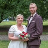 Ein Mann und eine Frau halten einen Blumenstrauß gemeinsam. Es handelt sich um Julia (33) und Stephan Thomas (35) Beermann, die in Datteln geheiratet haben.