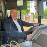Landrat Mario Löhr sitzt am Steuer eines Busses der VKU