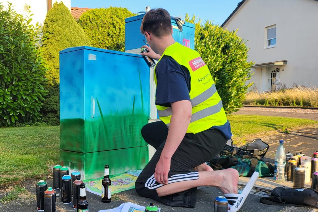 Ein Graffitikünstler besprüht einen Stromkasten in Alte Heide. Ein Graffitikünstler besprüht einen Stromkasten in Alte Heide.