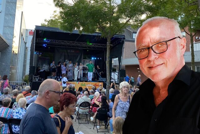 Jörg Höning vor der Bühnen-Kulisse beim italienischen Abend.