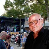 Jörg Höning vor der Bühnen-Kulisse beim italienischen Abend.