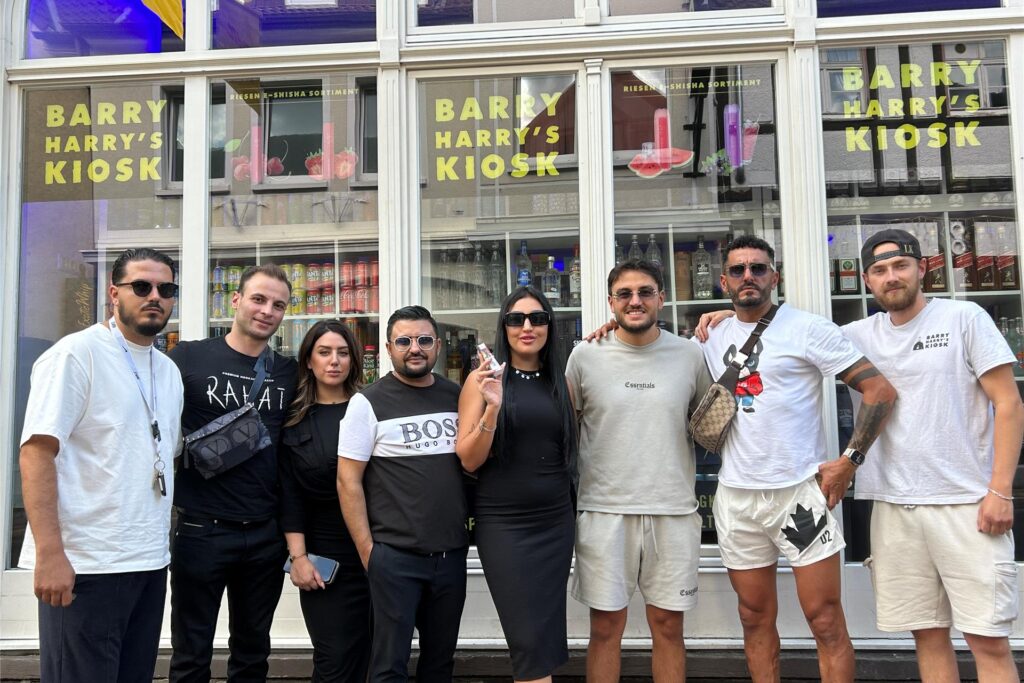 Das Team von Barry Harry´s Kiosk in Kamen zusammen mit dem Musiker Ardian Bujupi. Das Team von Barry Harry´s Kiosk in Kamen zusammen mit dem Musiker Ardian Bujupi.