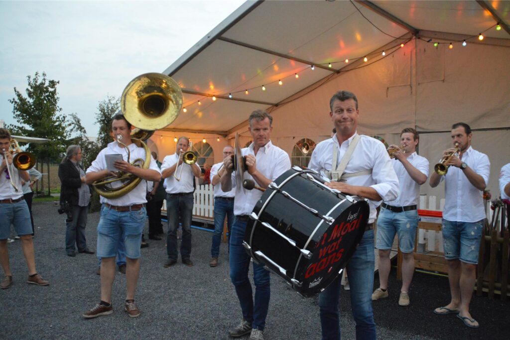 Mit Musik geht alles besser, wie dieses Archivbild von einem Schützenfest Berg und Tal zeigt.