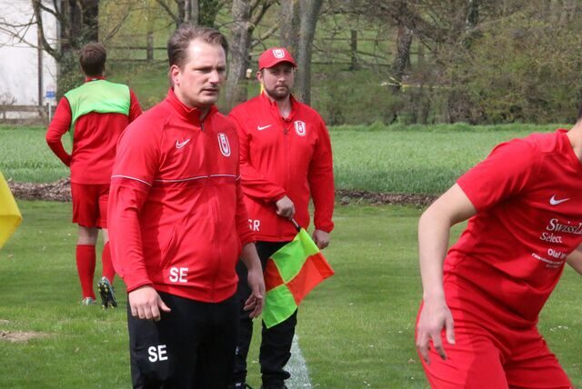 Unnas Trainer Sebastian Eckei muss womöglich lange auf einen Innenverteidiger verzichten.