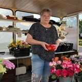 Anke Möller aus Olfen verkauft auf verschiedenen Märkten in Selm und Umgebung neben frischen Blumen auch eigene Tomaten.