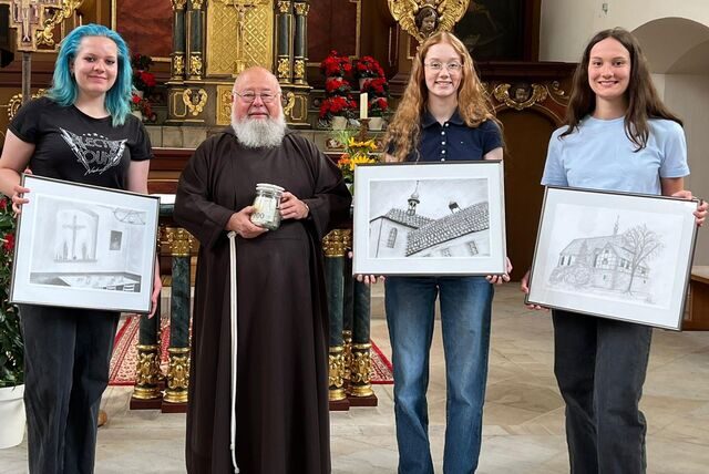 Bei der Spendenübergabe der 1000 Euro sowie der Bilder in der Kapuziner-Kirche: v. l. Lisa Rödger, Bruder Norbert, Sophie Gutzat und Sarah Jahns.