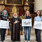 Bei der Spendenübergabe der 1000 Euro sowie der Bilder in der Kapuziner-Kirche: v. l. Lisa Rödger, Bruder Norbert, Sophie Gutzat und Sarah Jahns.