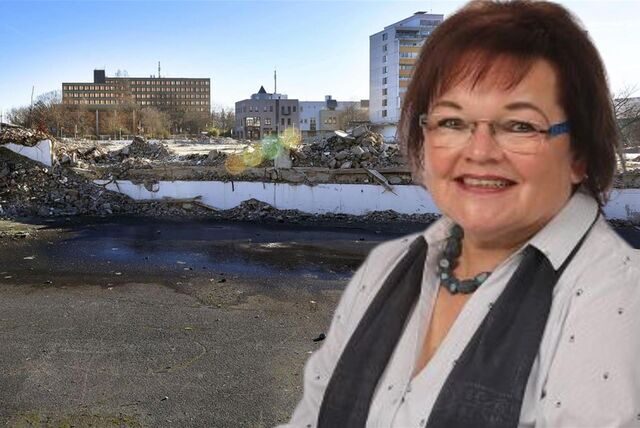 Angelika Lohmann-Begander (FDP) vor den Trümmern der Turmarkaden
